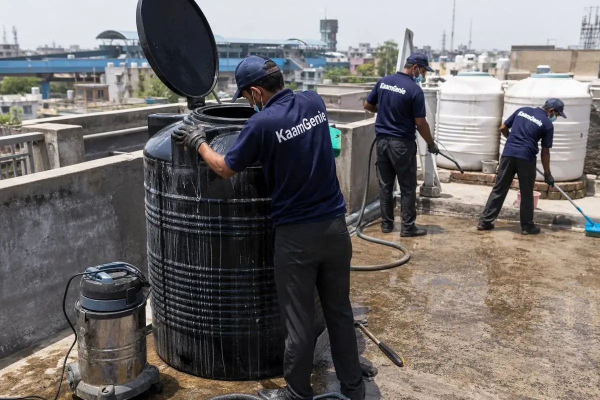 KaamGenie crew cleaning a Sintex / plastic tank in Inderlok, Delhi