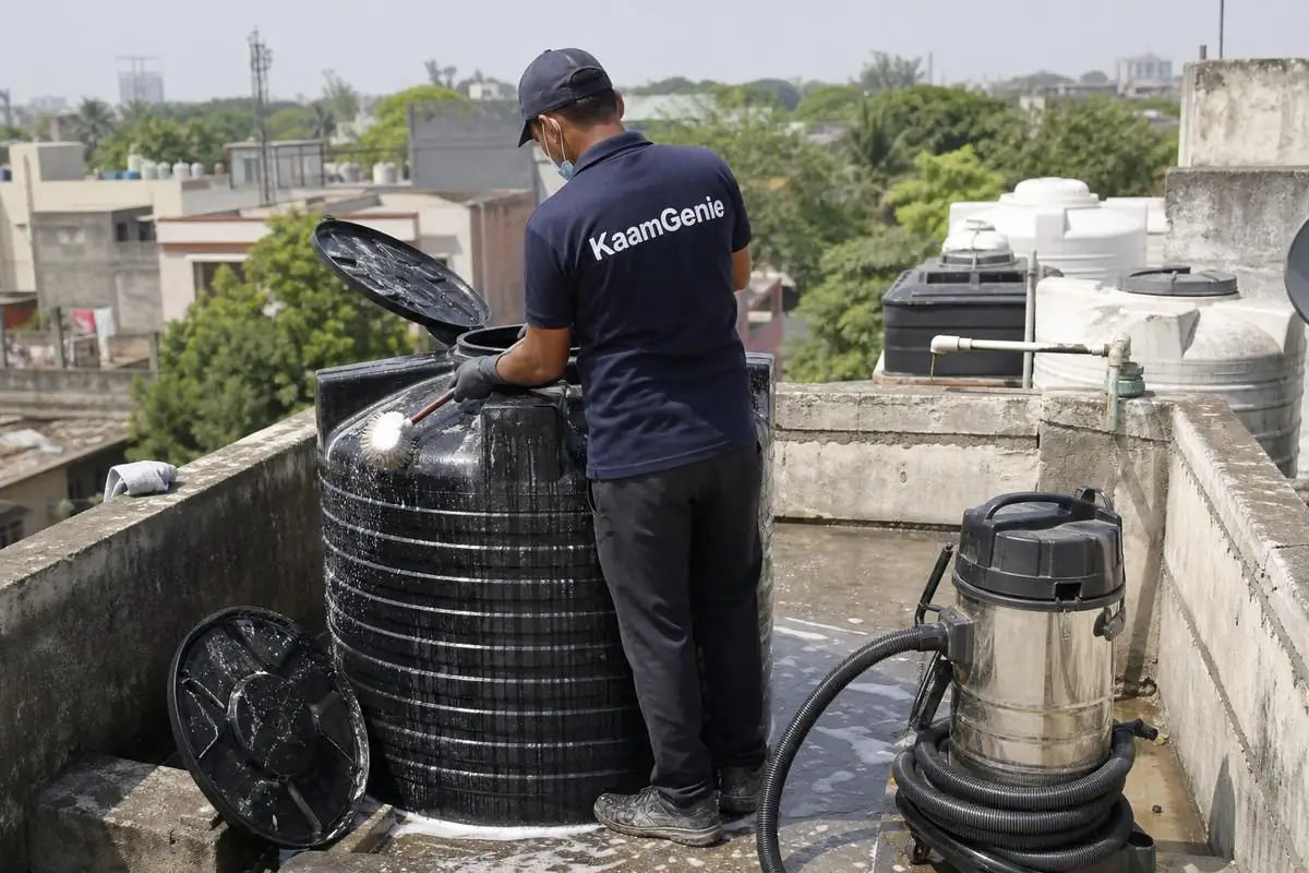 KaamGenie crew cleaning a Sintex / plastic tank in Inderpuri, Delhi
