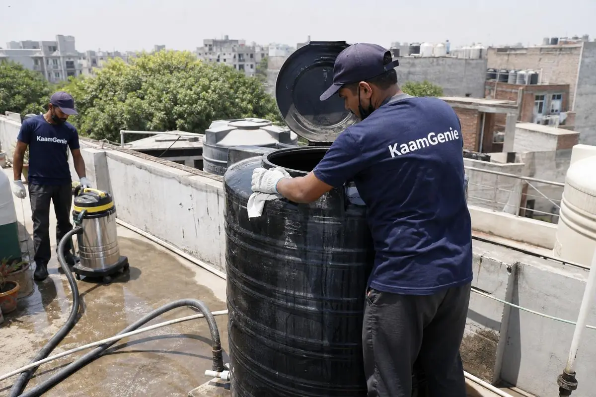 KaamGenie crew cleaning a Sintex / plastic tank in Ishwar Nagar, Delhi