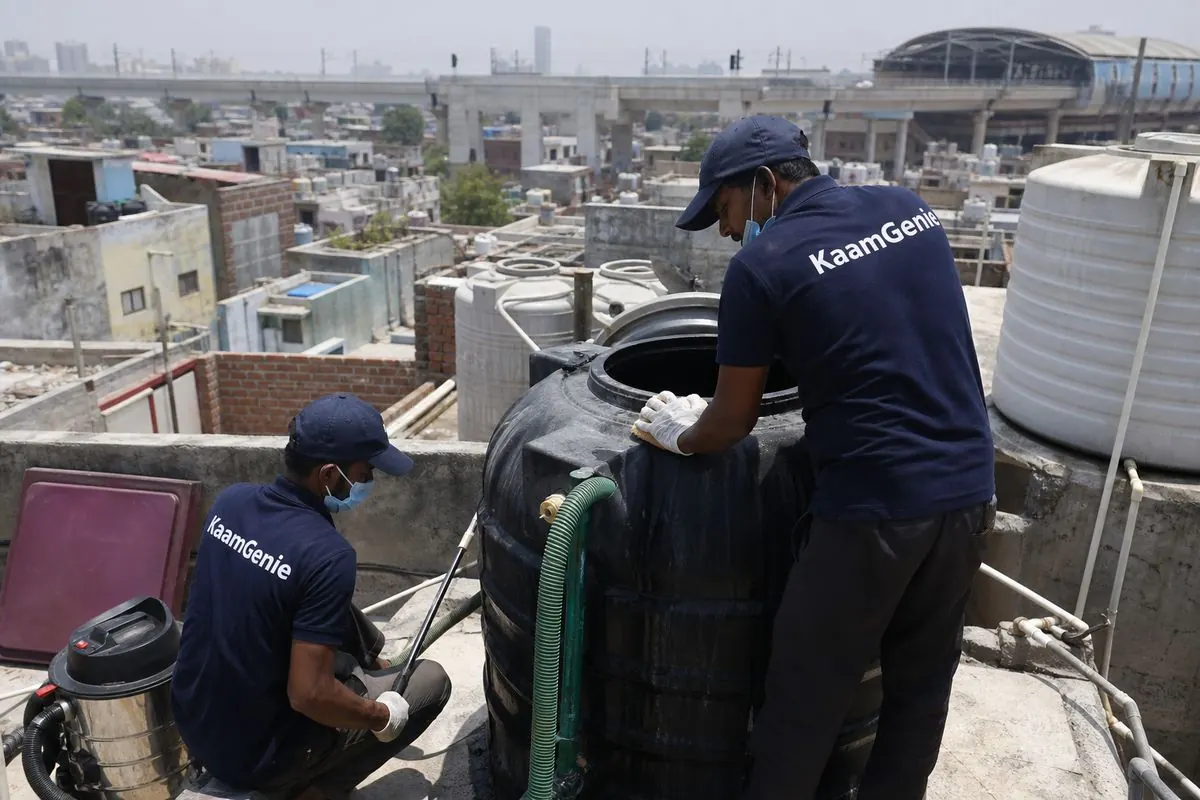 KaamGenie crew cleaning a Sintex / plastic tank in Jafrabad, Delhi