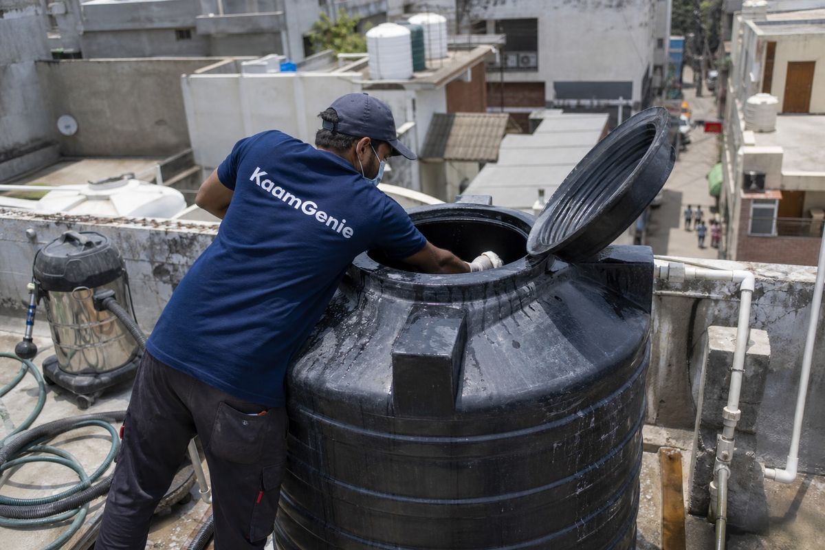 KaamGenie crew cleaning a Sintex / plastic tank in Jail Road, Delhi