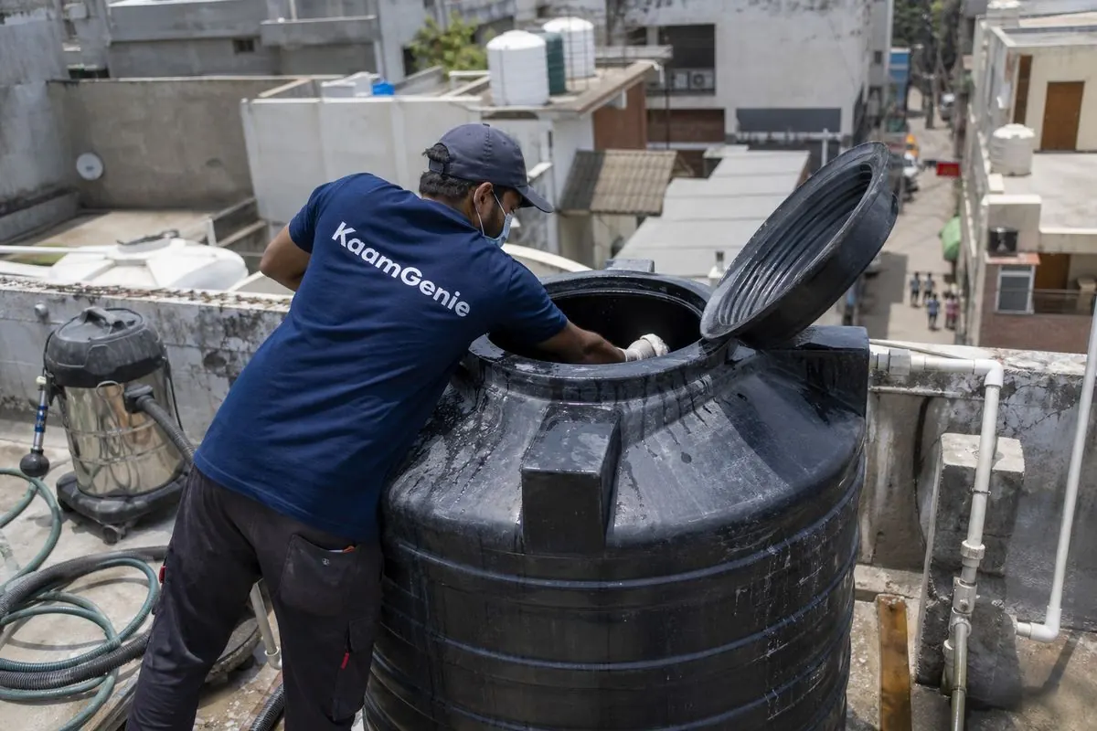 KaamGenie crew cleaning a Sintex / plastic tank in Jail Road, Delhi