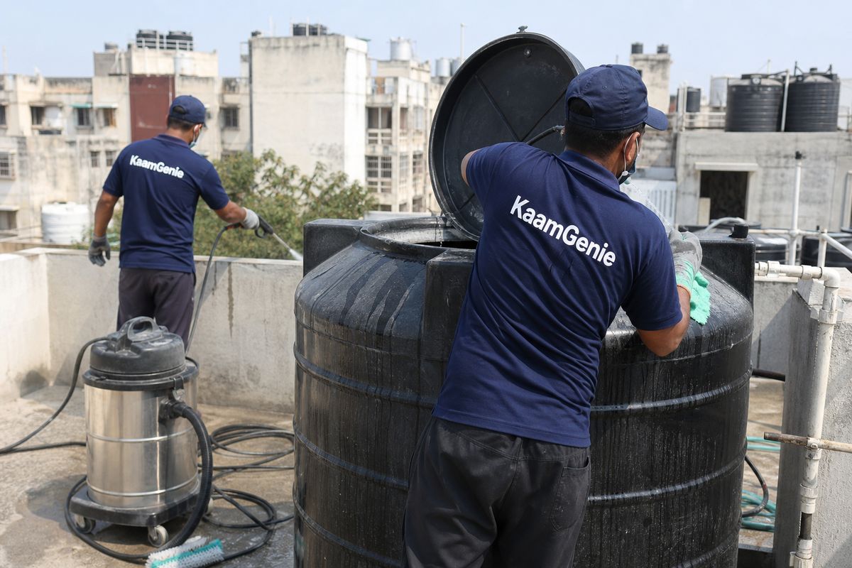 KaamGenie crew cleaning a Sintex / plastic tank in Janakpuri B Block, Delhi
