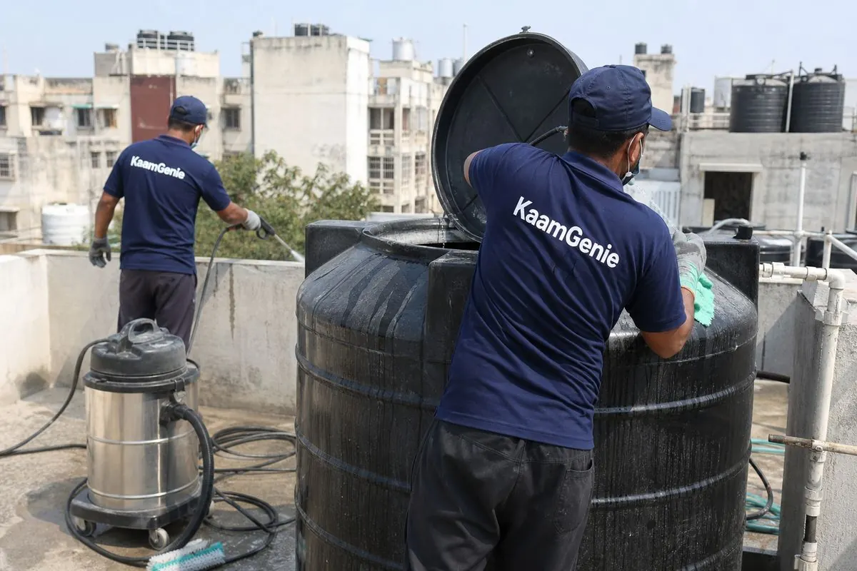KaamGenie crew cleaning a Sintex / plastic tank in Janakpuri B Block, Delhi