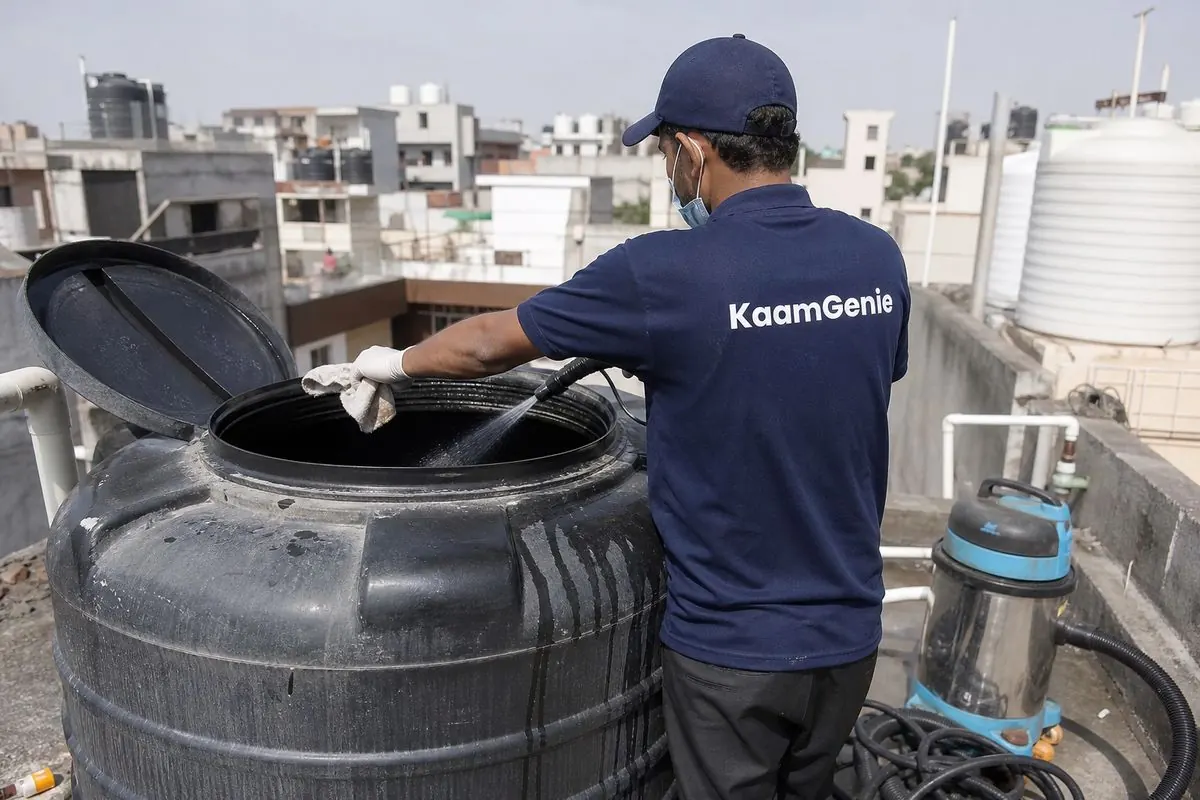 KaamGenie crew cleaning a Sintex / plastic tank in Janakpuri C Block, Delhi