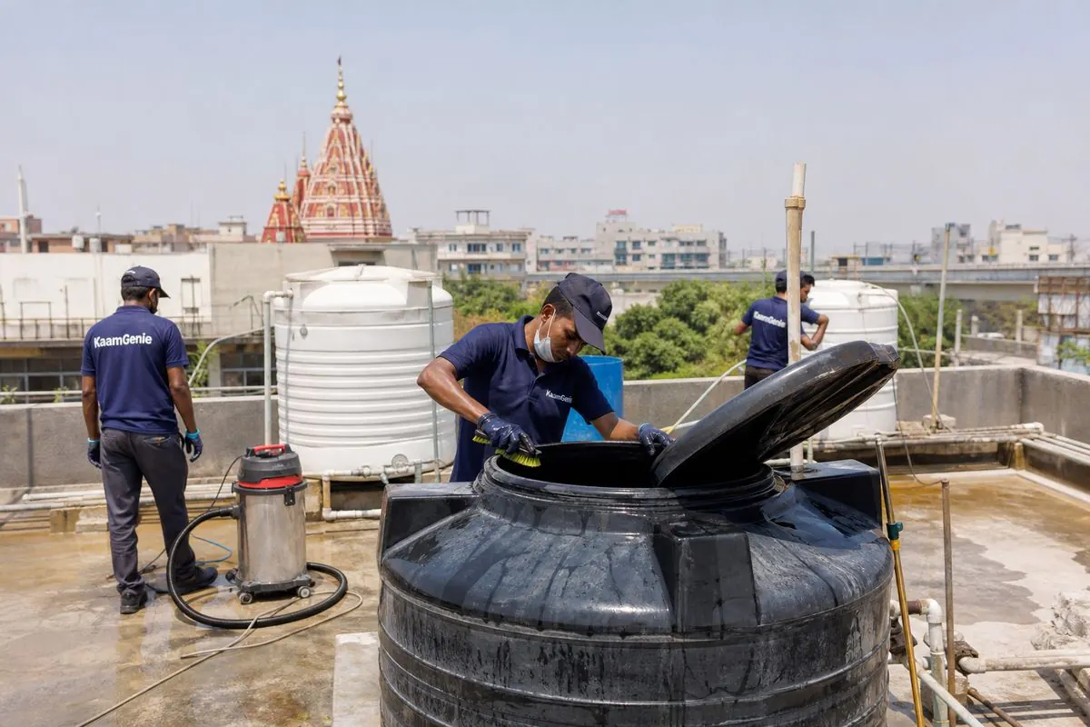 KaamGenie crew cleaning a Sintex / plastic tank in Jhandewalan, Delhi