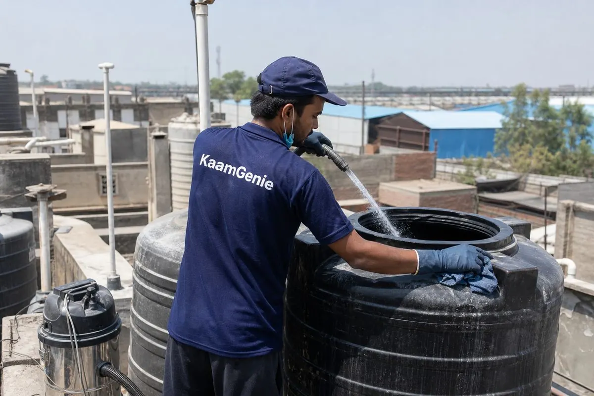 KaamGenie crew cleaning a Sintex / plastic tank in Jhilmil Tahirpur, Delhi