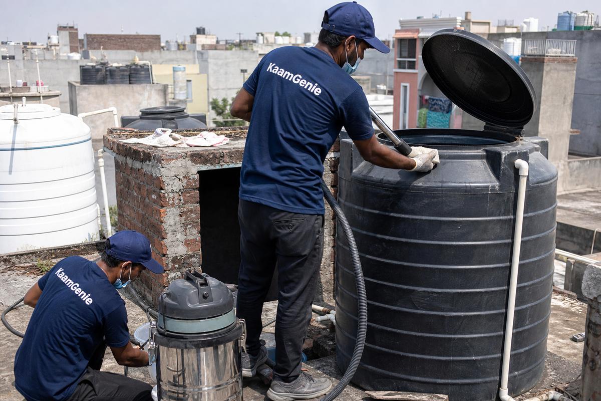 KaamGenie crew cleaning a Sintex / plastic tank in Kalyanvas, Delhi