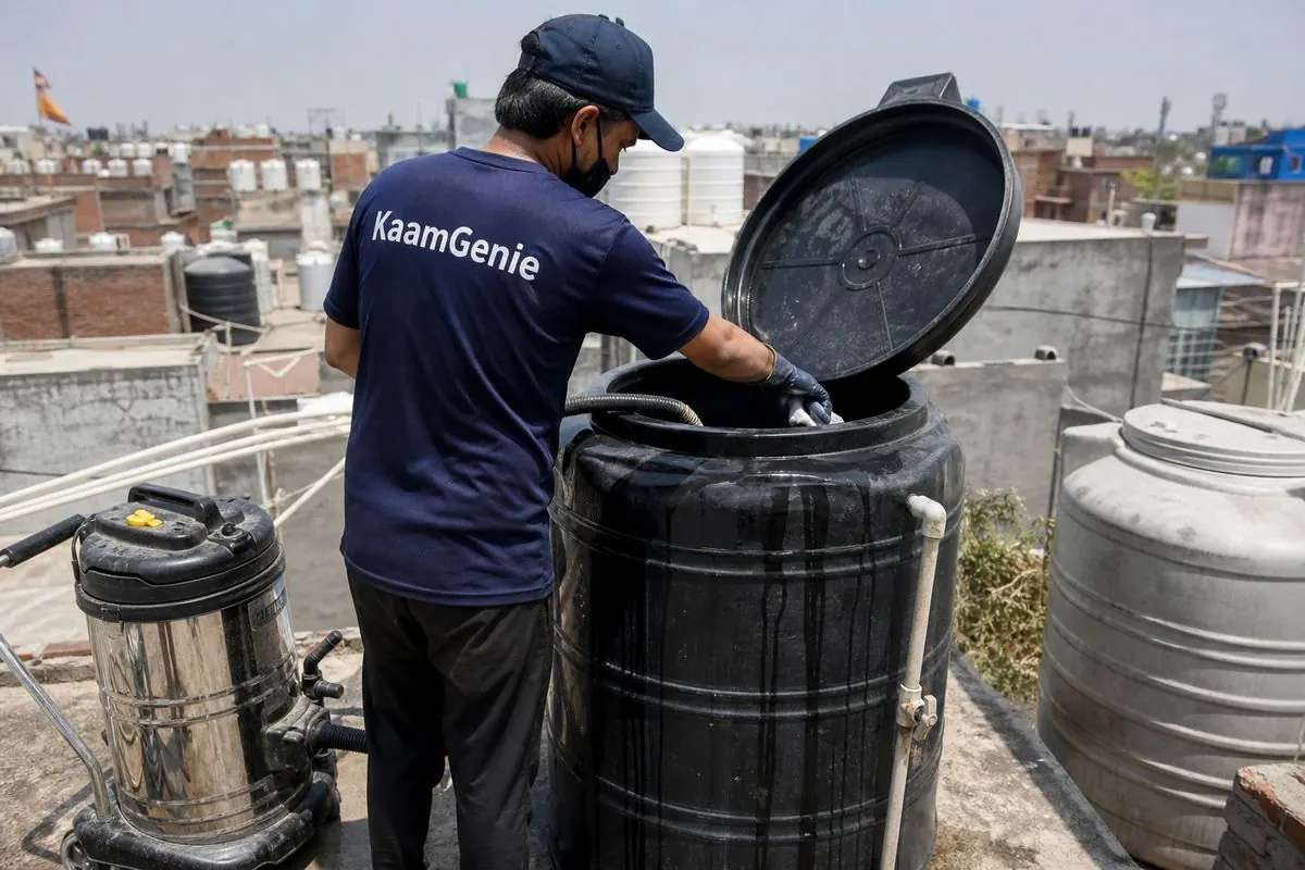 KaamGenie crew cleaning a Sintex / plastic tank in Kardampuri, Delhi