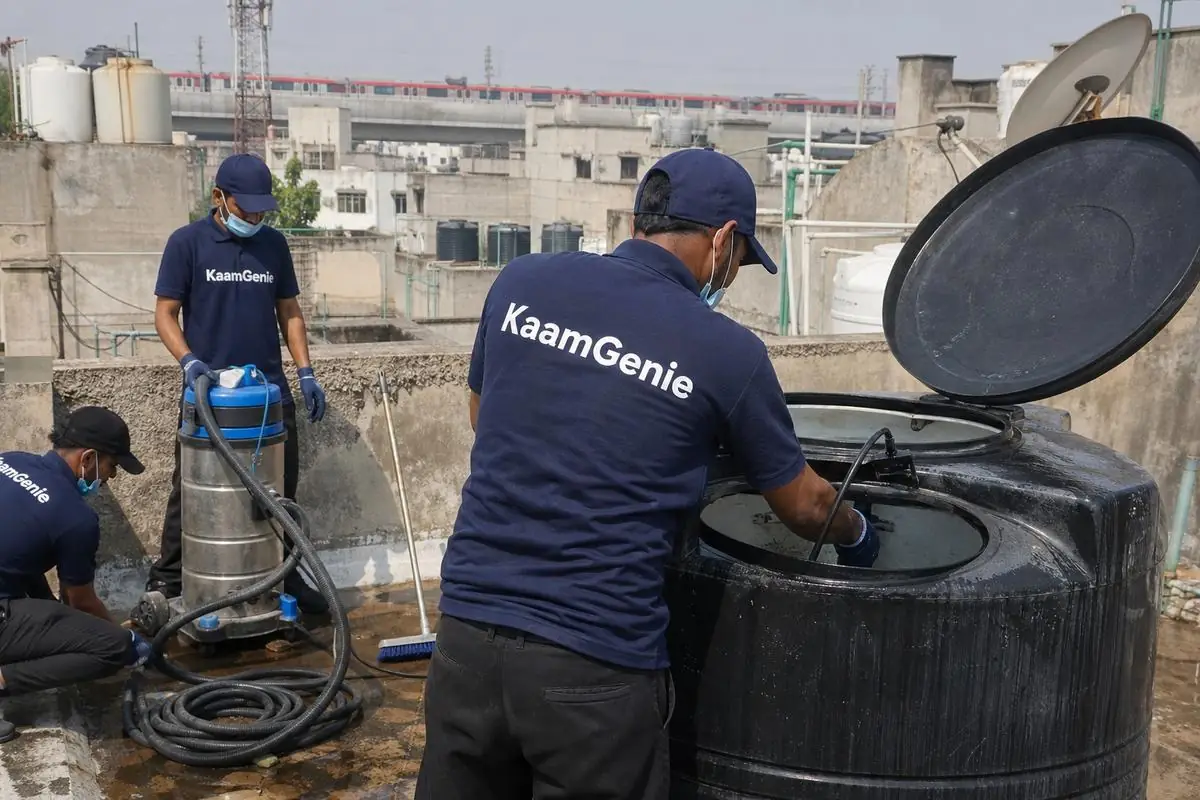 KaamGenie crew cleaning a Sintex / plastic tank in Keshavpuram, Delhi