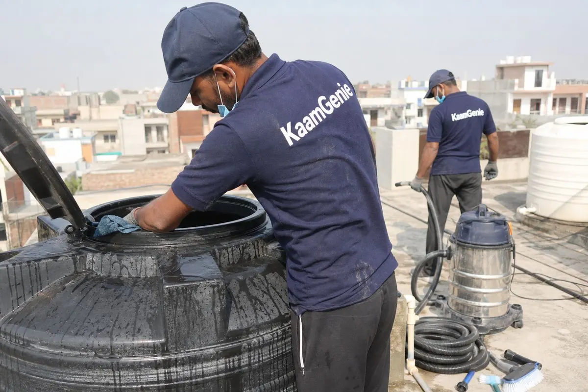 KaamGenie crew cleaning a Sintex / plastic tank in Khizrabad, Delhi