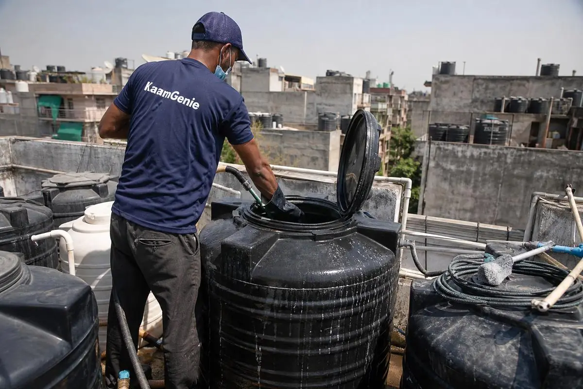 KaamGenie crew cleaning a Sintex / plastic tank in Kingsway Camp, Delhi