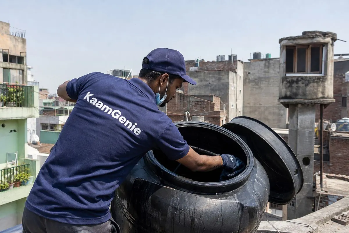 KaamGenie crew cleaning a Sintex / plastic tank in Kishan Ganj, Delhi