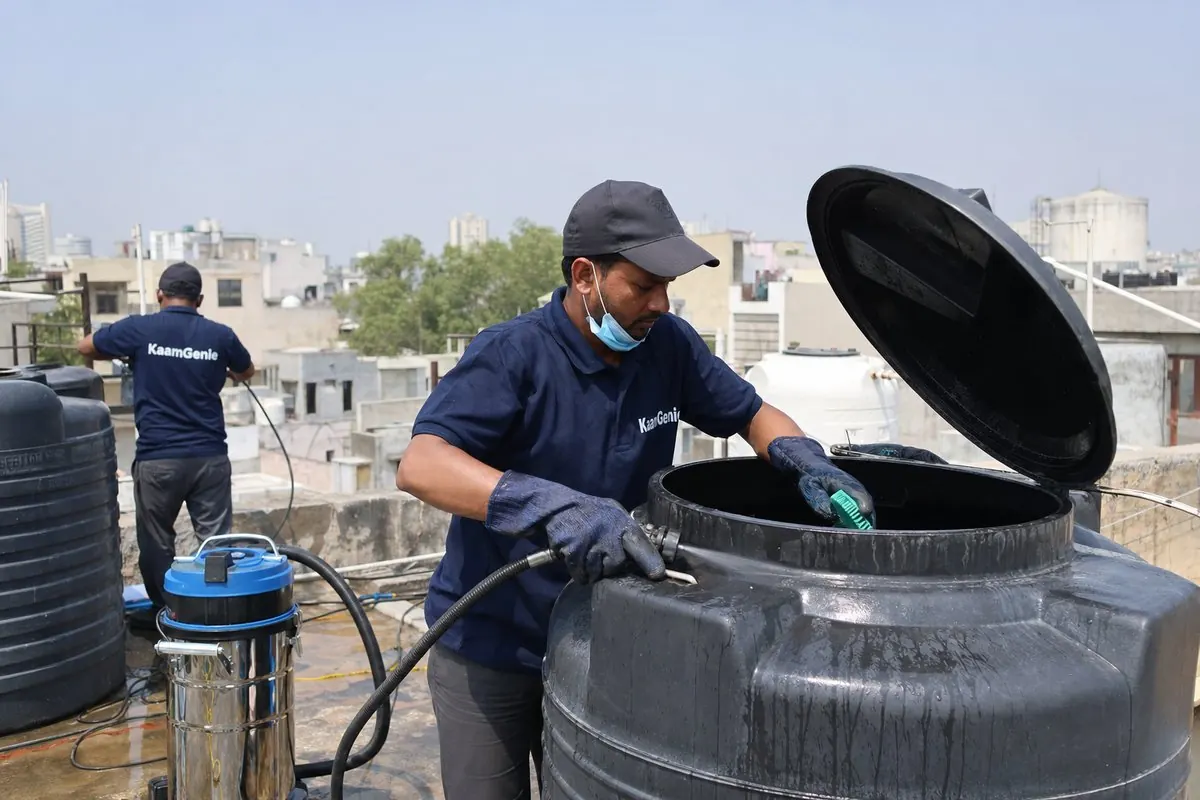 KaamGenie crew cleaning a Sintex / plastic tank in Kishangarh, Delhi