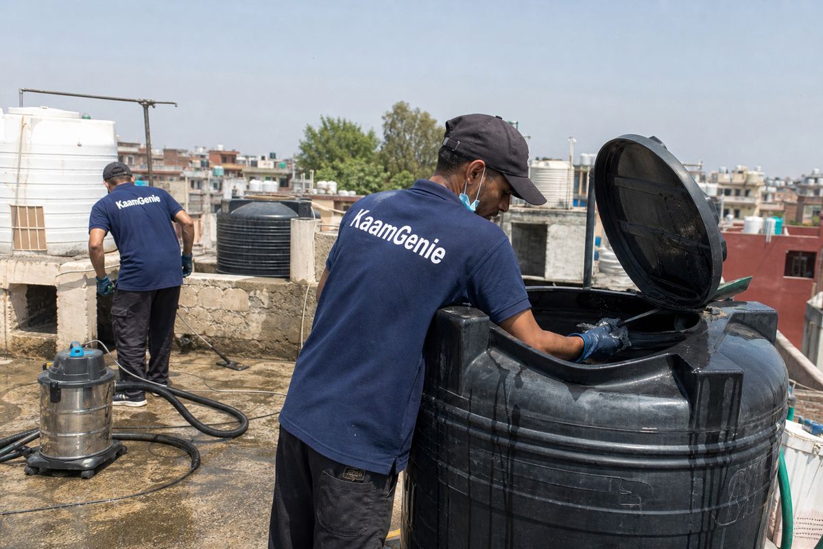 KaamGenie crew cleaning a Sintex / plastic tank in Kondli, Delhi
