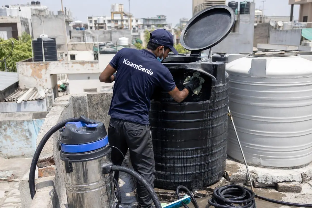 KaamGenie crew cleaning a Sintex / plastic tank in Krishna Nagar (Safdarjung), Delhi