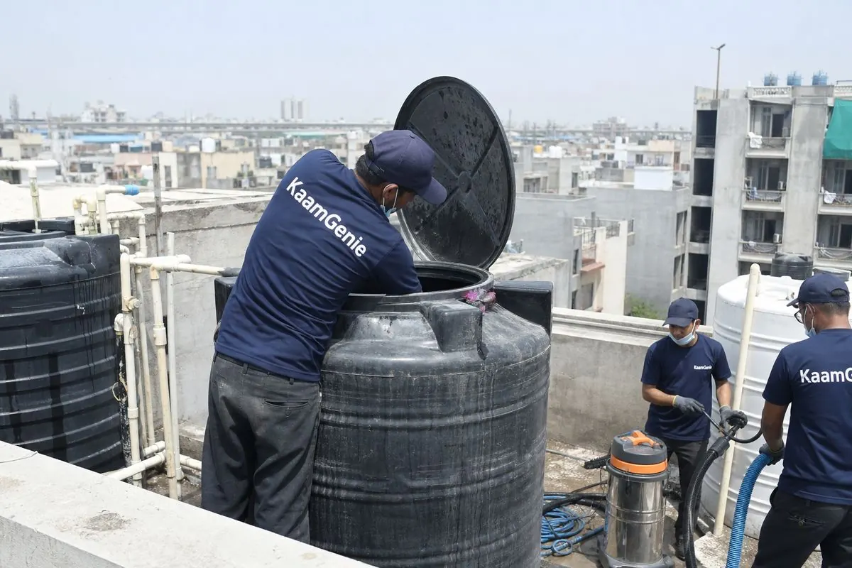 KaamGenie crew cleaning a Sintex / plastic tank in Laxmi Nagar, Delhi