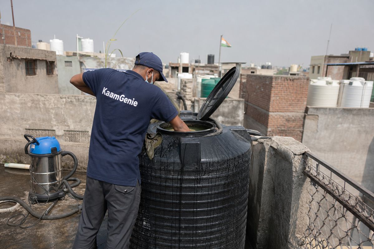 KaamGenie crew cleaning a Sintex / plastic tank in Mahabir Nagar, Delhi