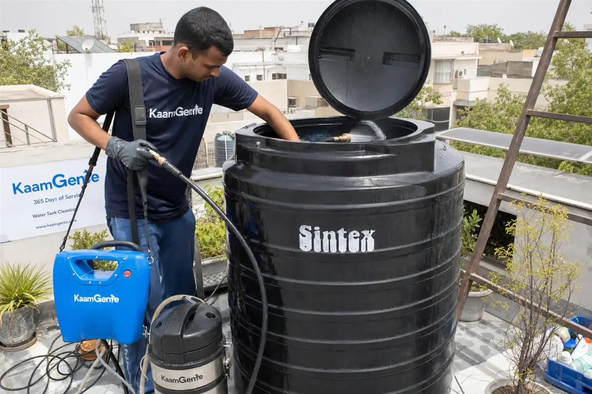 KaamGenie crew cleaning a Sintex / plastic tank in Maharani Bagh, Delhi
