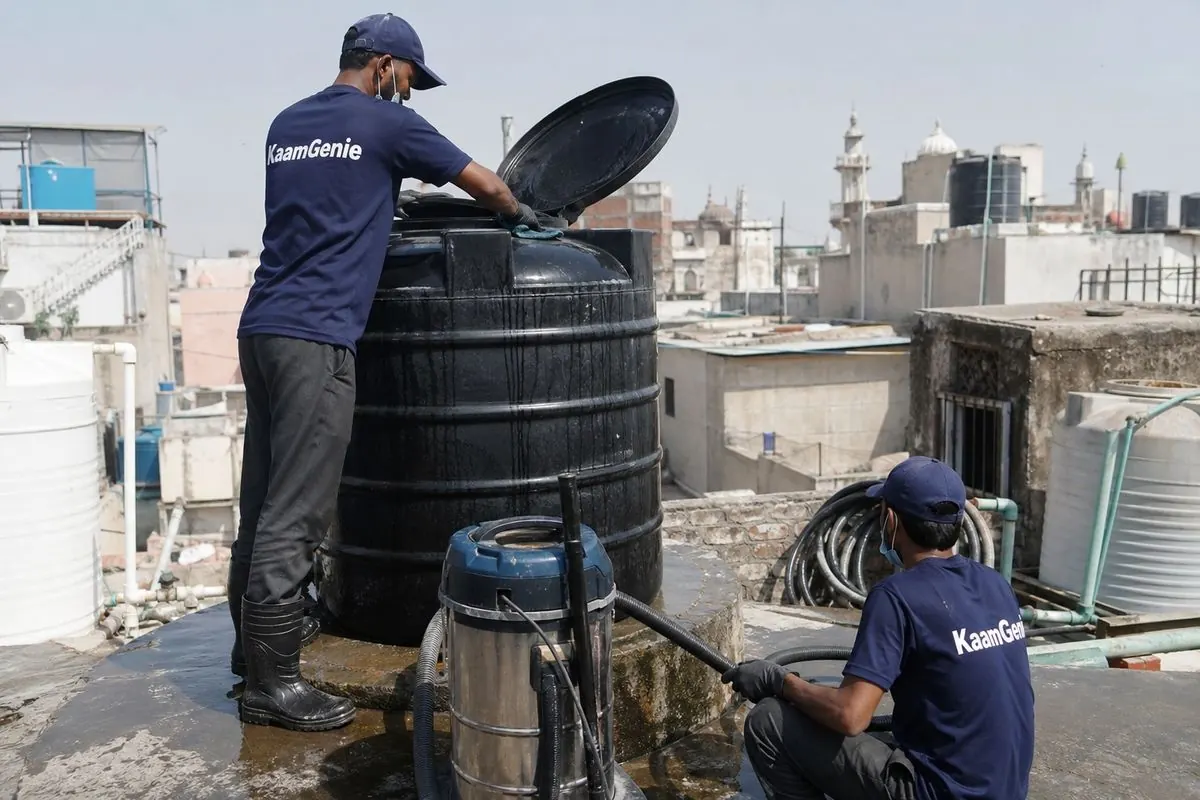 KaamGenie crew cleaning a Sintex / plastic tank in Malka Ganj, Delhi
