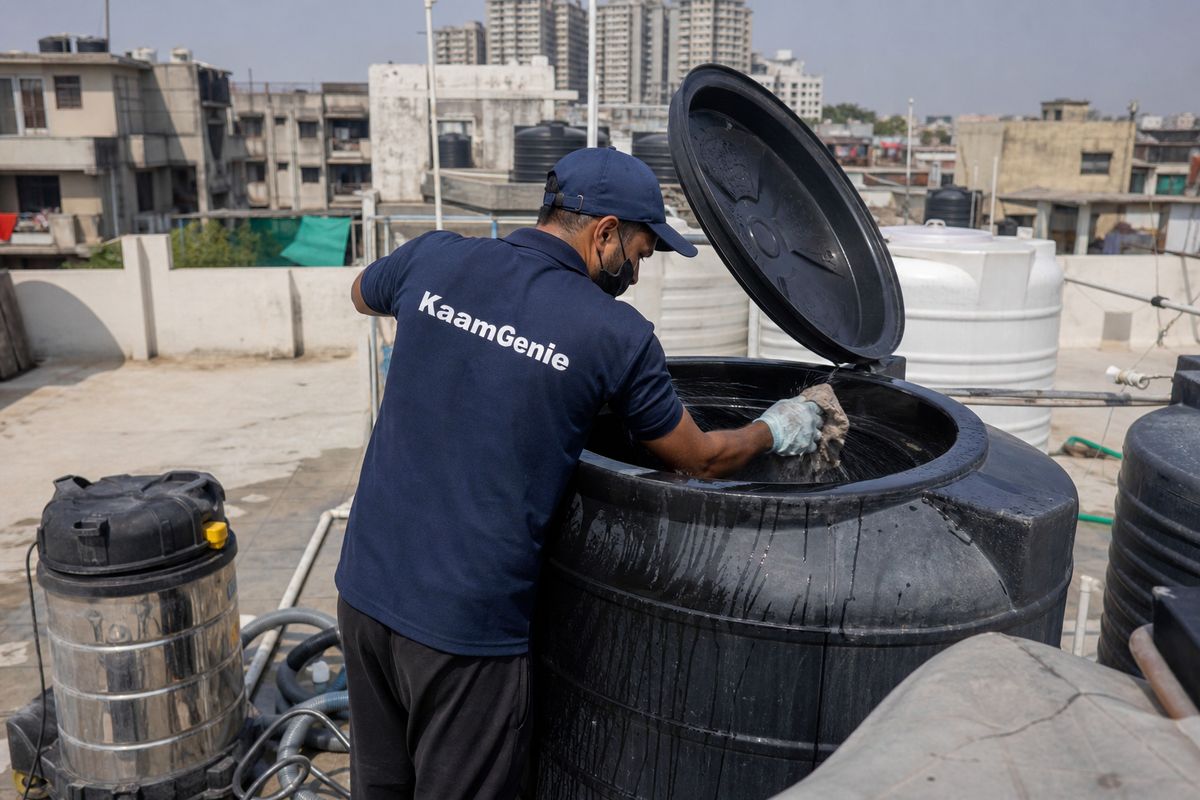 KaamGenie crew cleaning a Sintex / plastic tank in Mayur Vihar Phase 3, Delhi