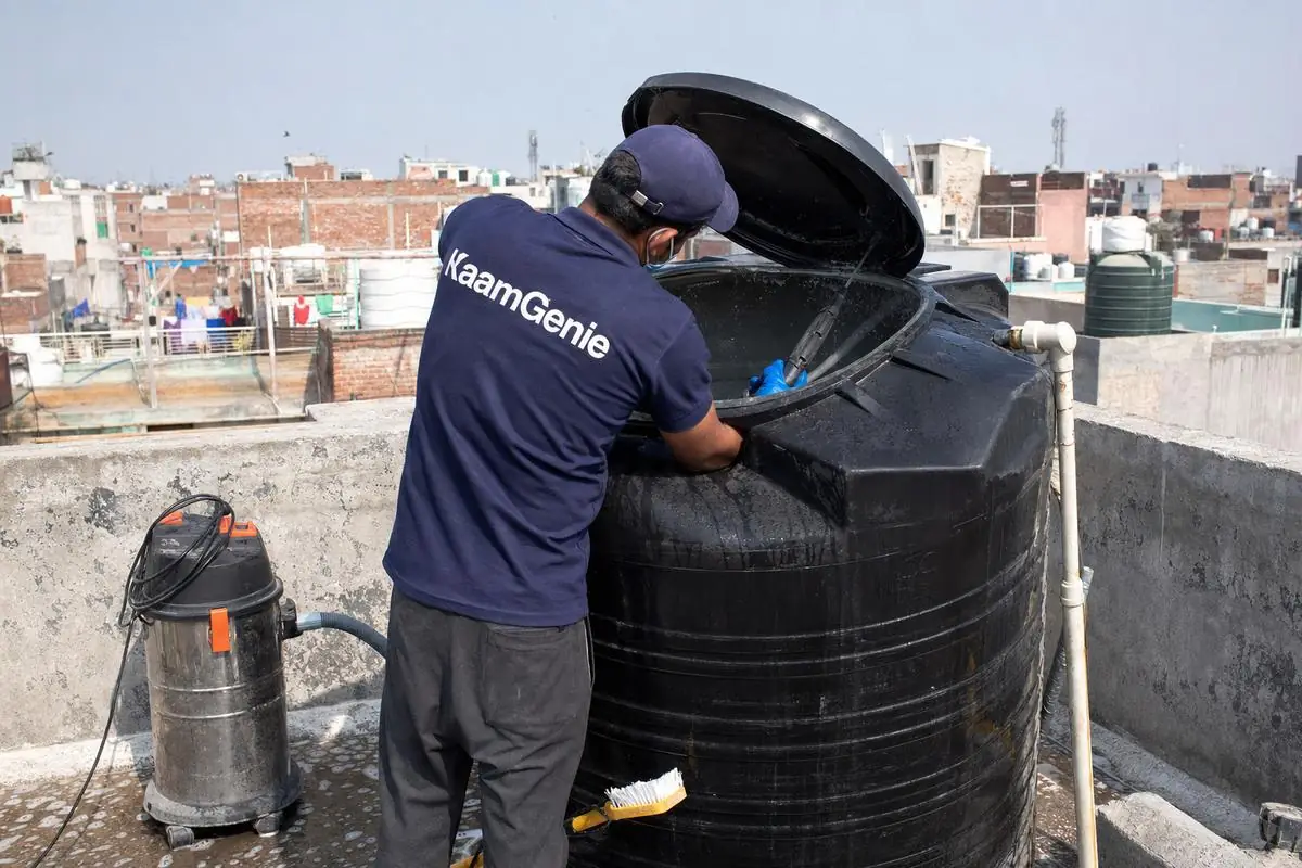 KaamGenie crew cleaning a Sintex / plastic tank in Meethapur, Delhi