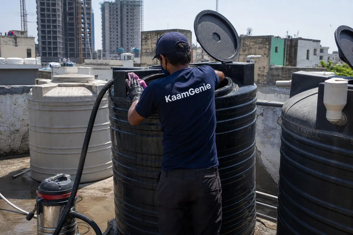 KaamGenie crew cleaning a Sintex / plastic tank in Moti Nagar, Delhi