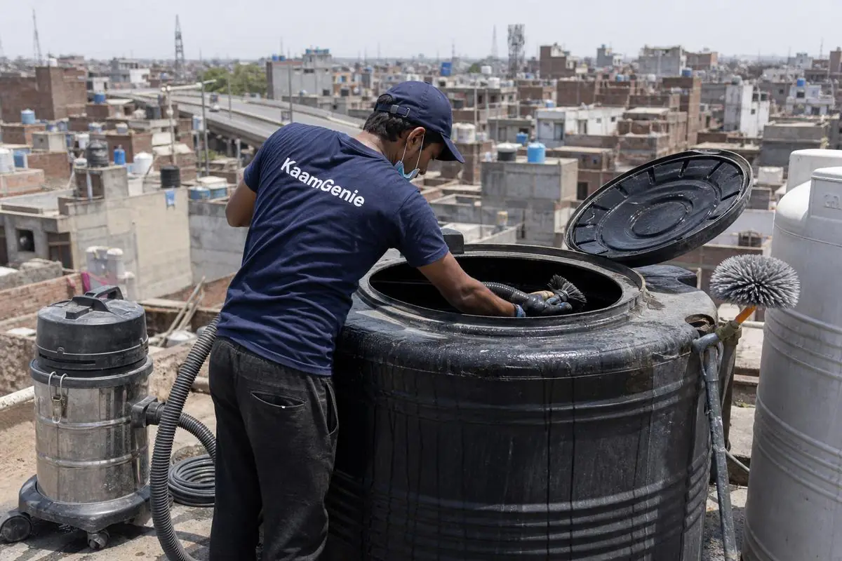 KaamGenie crew cleaning a Sintex / plastic tank in Mustafabad, Delhi