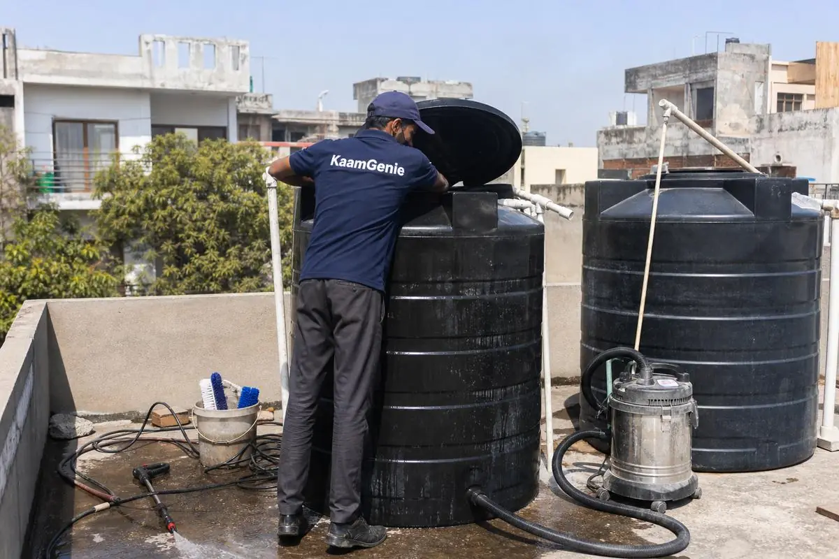 KaamGenie crew cleaning a Sintex / plastic tank in Navjeevan Vihar, Delhi