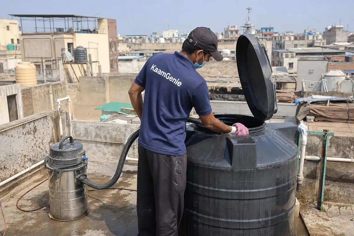 KaamGenie crew cleaning a Sintex / plastic tank in Naya Bans (Sadar Bazar), Delhi