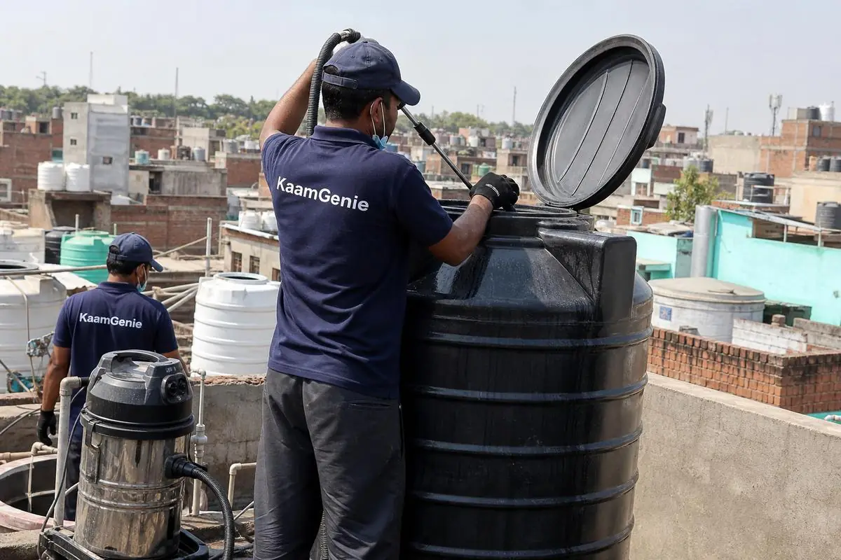 KaamGenie crew cleaning a Sintex / plastic tank in New Usmanpur, Delhi