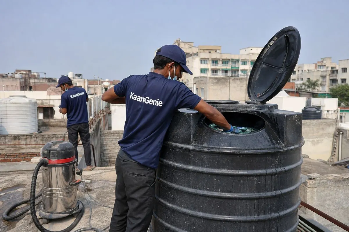 KaamGenie crew cleaning a Sintex / plastic tank in Nimri Colony (Ashok Vihar), Delhi