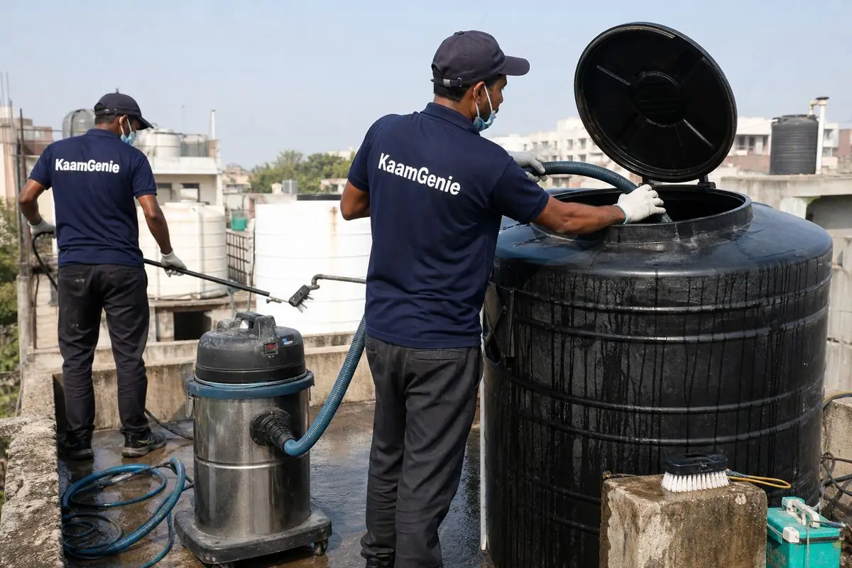 KaamGenie crew cleaning a Sintex / plastic tank in Nirankari Colony, Delhi