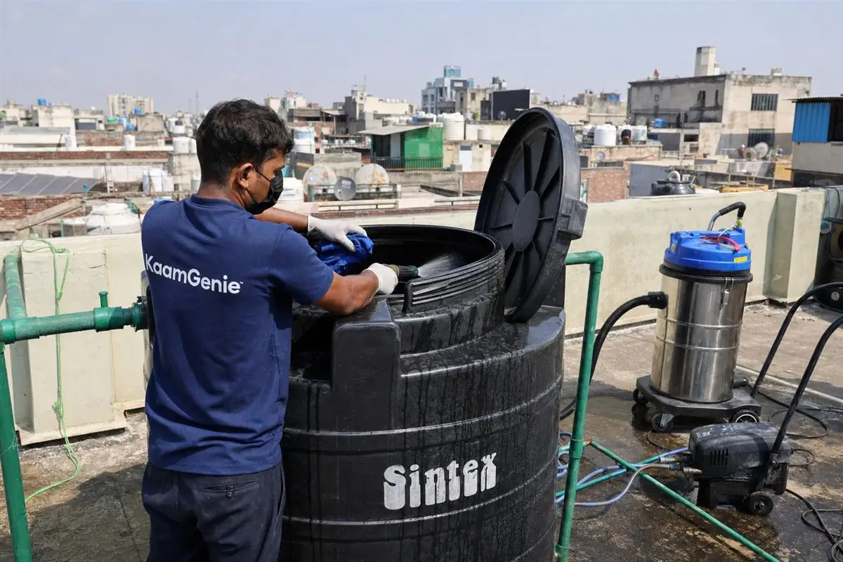 KaamGenie crew cleaning a Sintex / plastic tank in Okhla Phase 3, Delhi