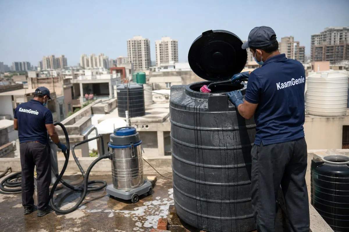 KaamGenie crew cleaning a Sintex / plastic tank in Pooth Kalan, Delhi
