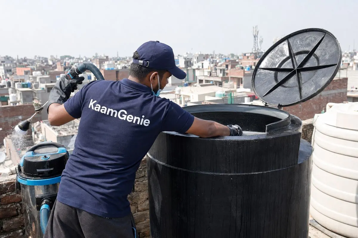 KaamGenie crew cleaning a Sintex / plastic tank in Pul Pahladpur, Delhi