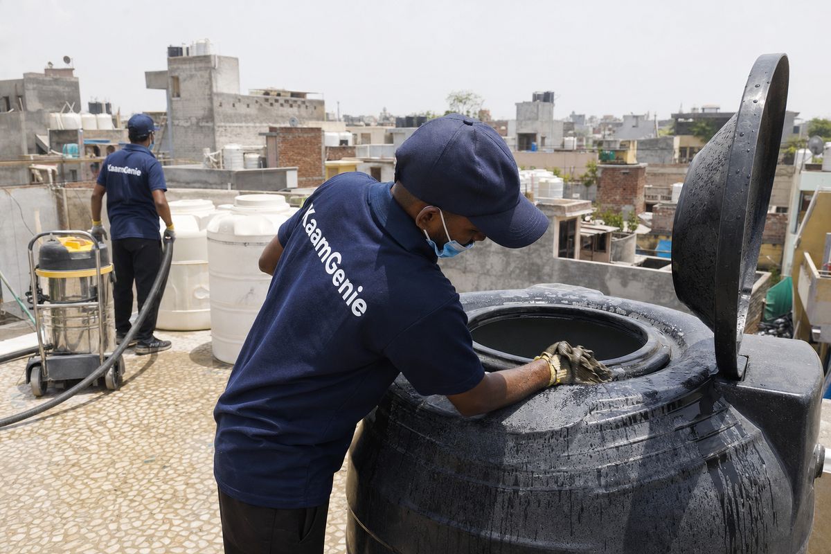 KaamGenie crew cleaning a Sintex / plastic tank in Rangpuri, Delhi