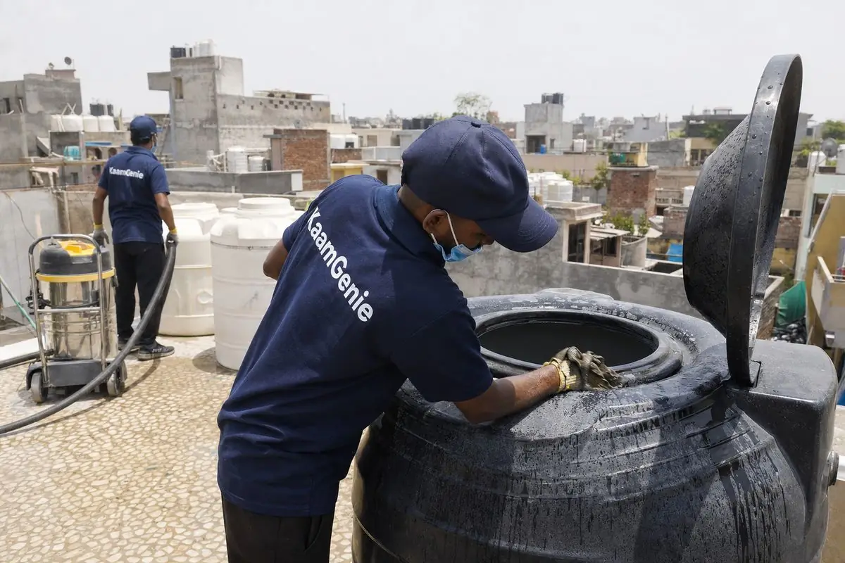 KaamGenie crew cleaning a Sintex / plastic tank in Rangpuri, Delhi