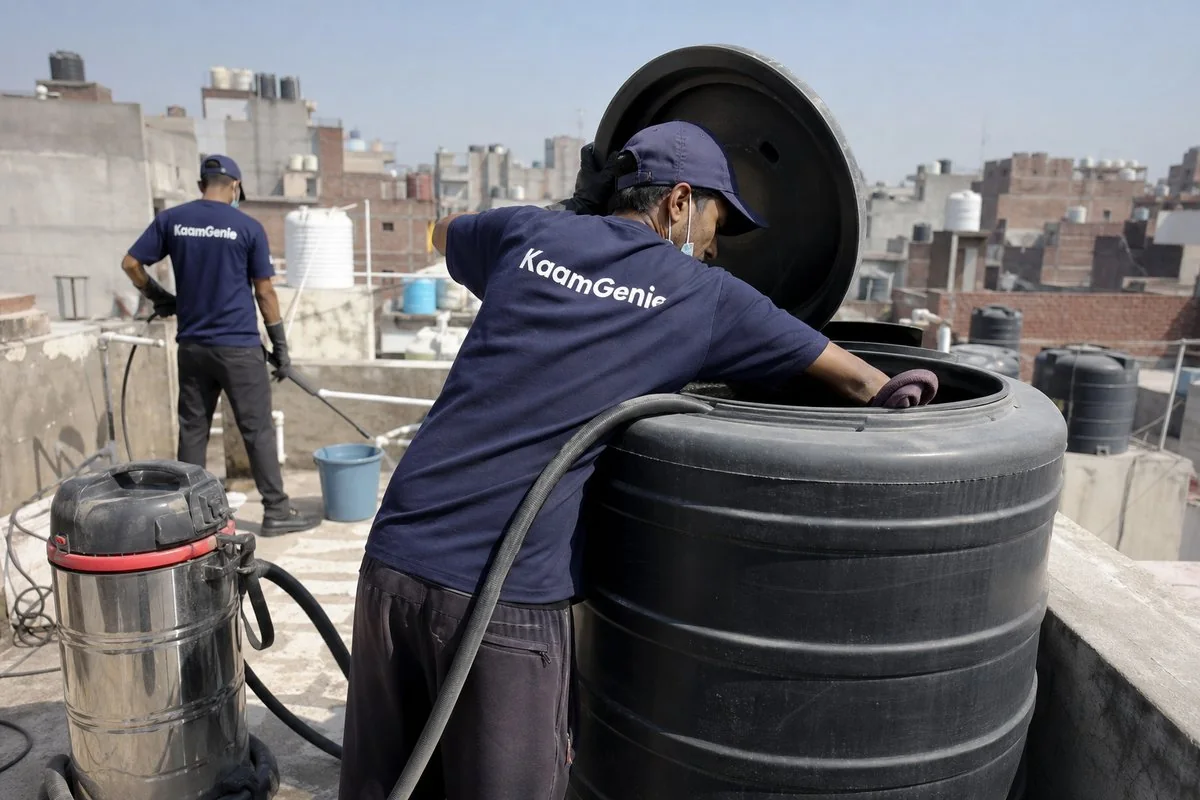 KaamGenie crew cleaning a Sintex / plastic tank in Roshan Ara Road, Delhi
