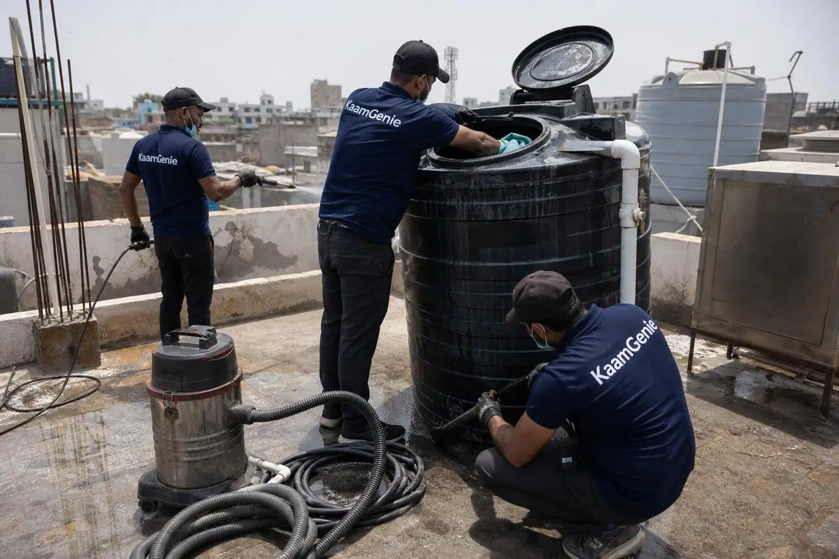 KaamGenie crew cleaning a Sintex / plastic tank in Sadar Bazar, Delhi