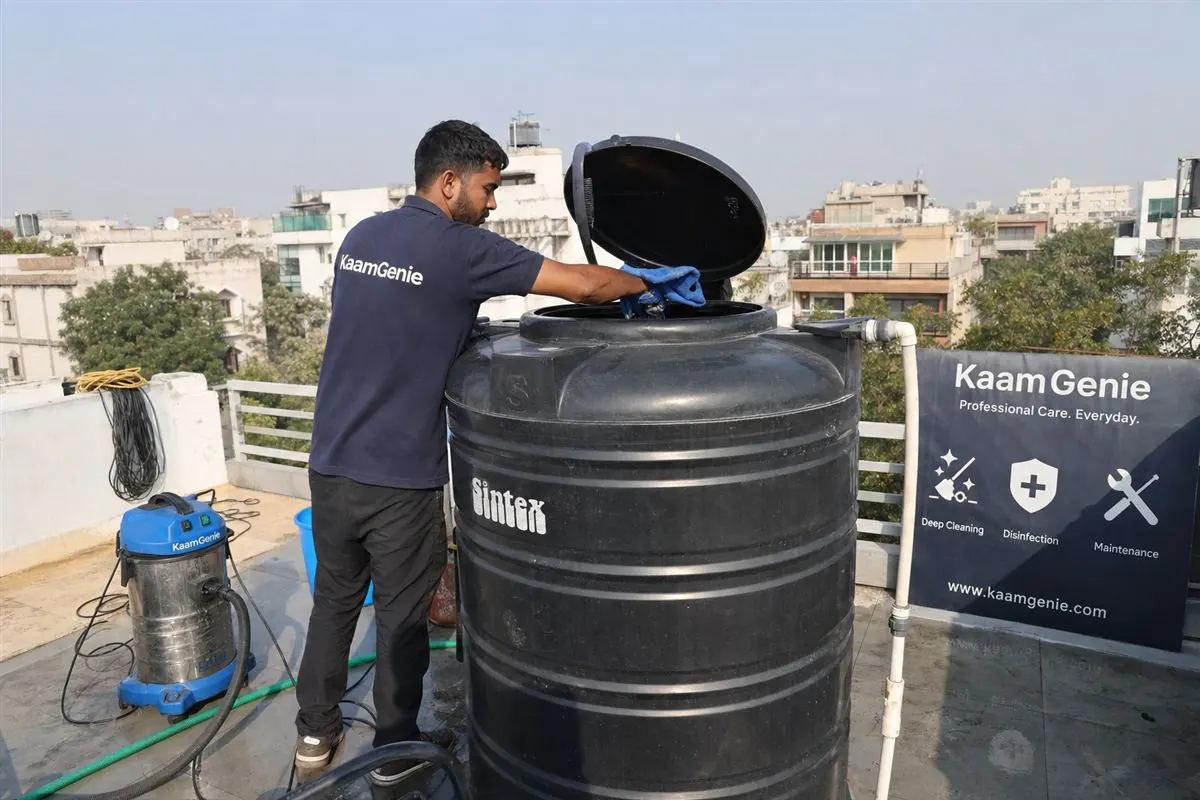 KaamGenie crew cleaning a Sintex / plastic tank in Safdarjung Enclave, Delhi