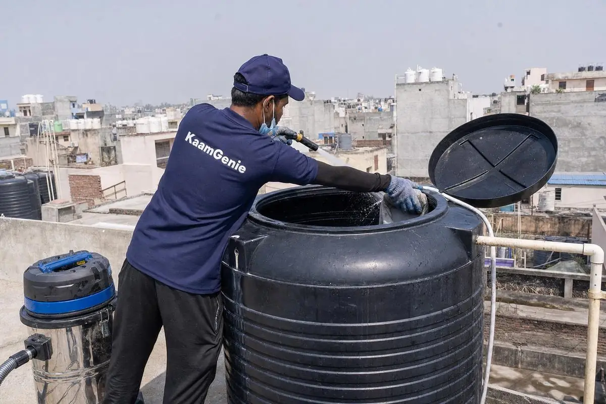 KaamGenie crew cleaning a Sintex / plastic tank in Sagarpur, Delhi
