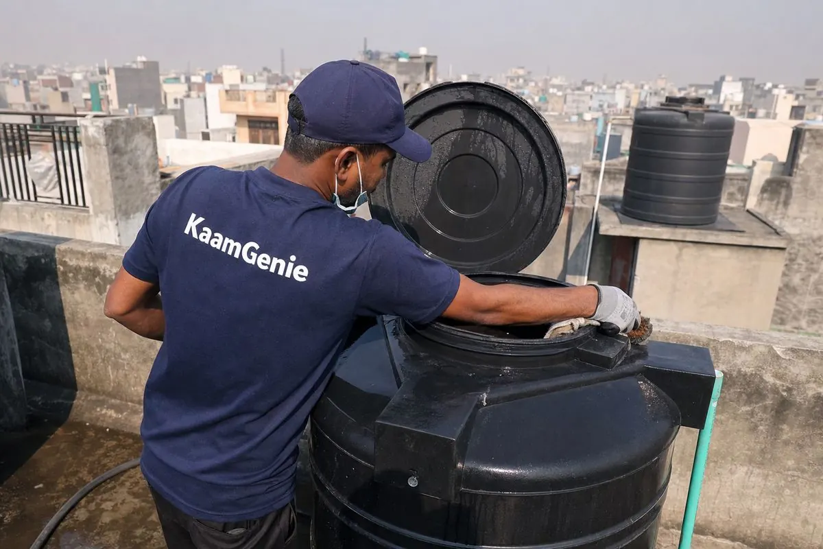 KaamGenie crew cleaning a Sintex / plastic tank in Saidulajab, Delhi
