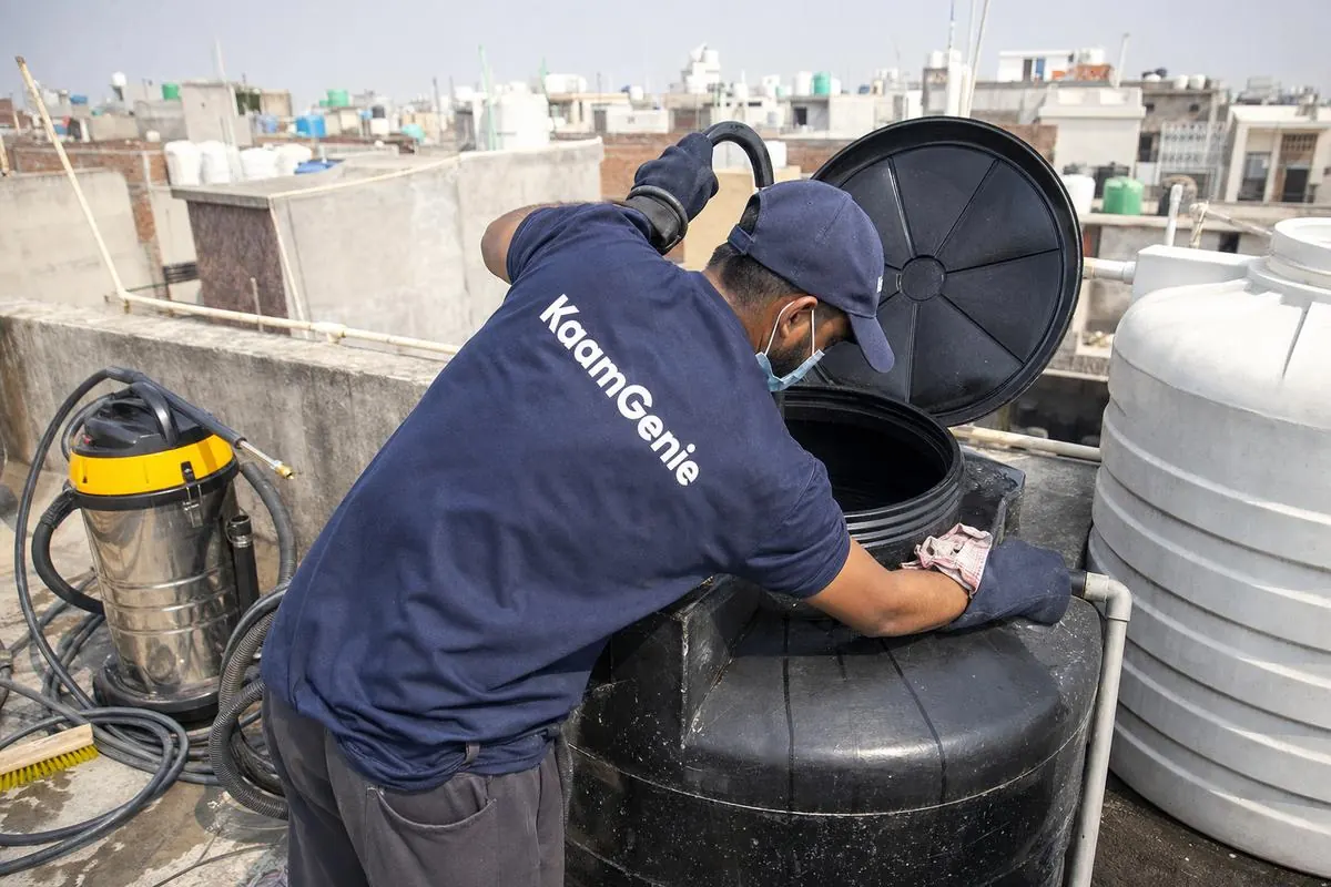 KaamGenie crew cleaning a Sintex / plastic tank in Sangam Vihar Extension, Delhi