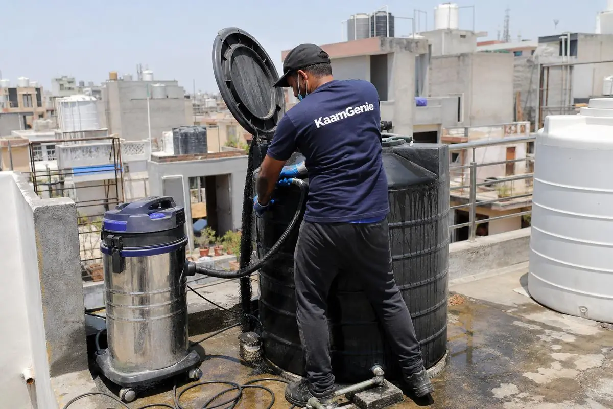KaamGenie crew cleaning a Sintex / plastic tank in Sant Nagar (Burari), Delhi