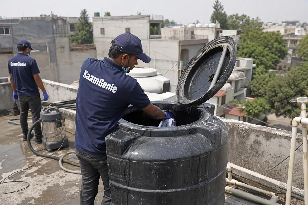 KaamGenie crew cleaning a Sintex / plastic tank in Saraswati Vihar, Delhi