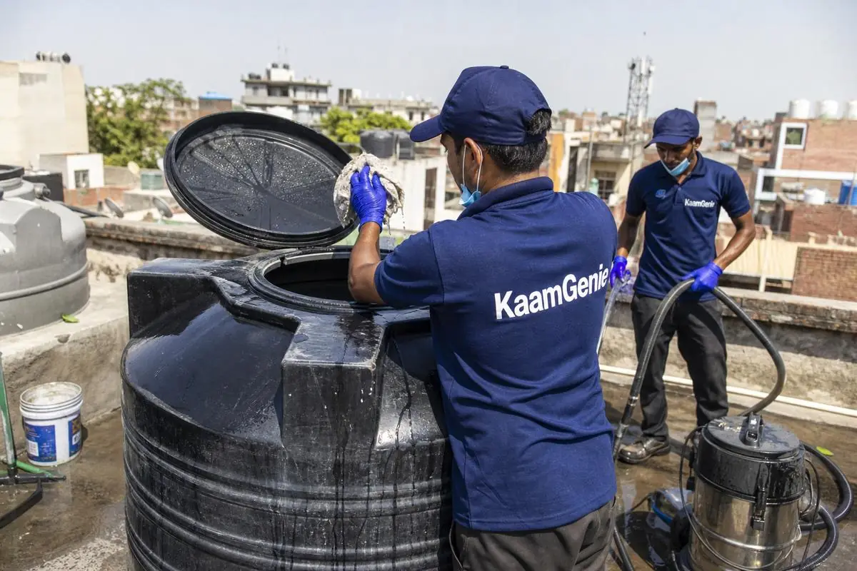 KaamGenie crew cleaning a Sintex / plastic tank in Seemapuri, Delhi