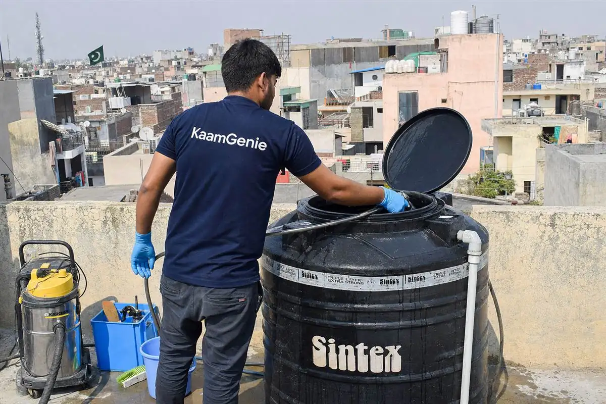 KaamGenie crew cleaning a Sintex / plastic tank in Shaheen Bagh, Delhi