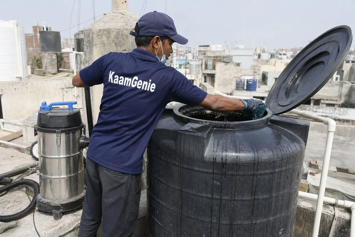 KaamGenie crew cleaning a Sintex / plastic tank in Shakti Nagar, Delhi