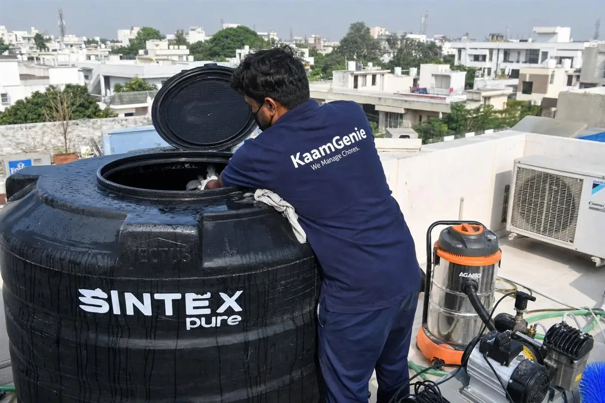 KaamGenie crew cleaning a Sintex / plastic tank in Shanti Niketan, Delhi